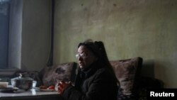 Тетяна Резниченко в квартирі на п’ятому поверсі в будинку без опалення, електрики і води внаслідок російських обстрілів у селі Горенка під Києвом. 19 листопада 2022 р.