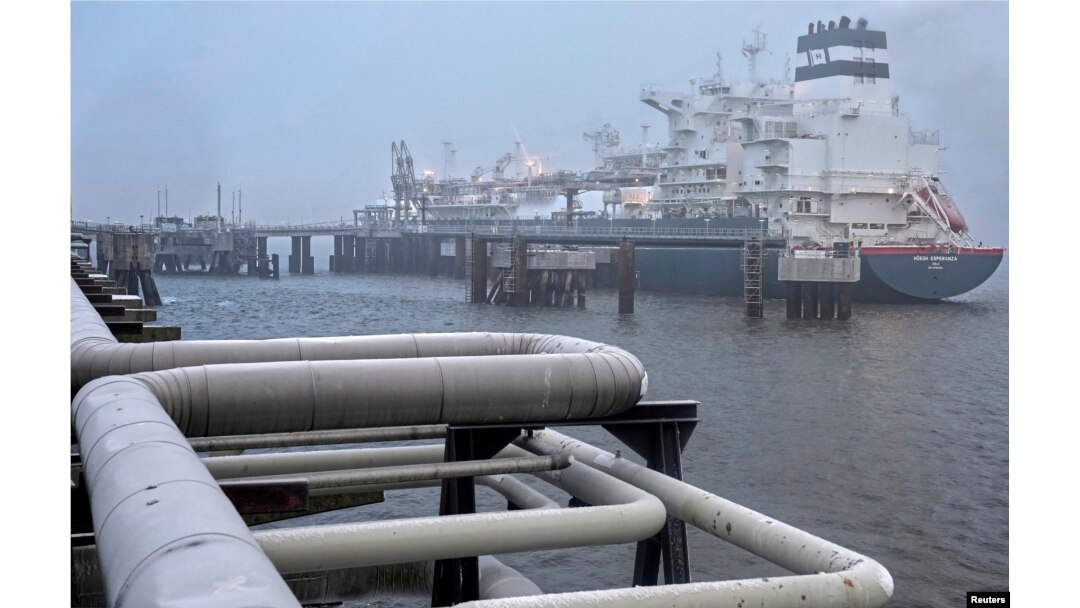 Tanker 'Hoegh Esperanza' di Wilhelmshaven, Jerman, 17 Desember 2022. (Foto: Michael Sohn via REUTERS)