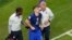 Christian Pulisic, jwe seleksyon nasyonal Etazini kite teren foutbol la ak asistans dokte ekip la apre li make yon gol pou ede Etazini ranpote la viktwa sou Iran nan match Gwoup B li a, 29 Nov. 2022. 