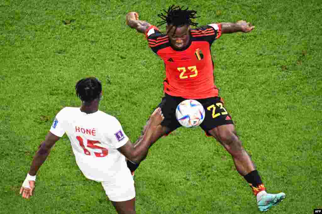 Attaquant ya Belgique #23 Michy Batshuayi na milieu ya Canada #15 Ismael Kone bazali kowelela ndembo na math ya groupe F ya Mondial ya Qatar 2022 na stade Al-Rayyan, Doha, 23 novembre 2022. (Photo Antonin THUILLIER / AFP) 