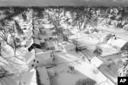 En esta imagen de dron, la nieve cubre un vecindario, el domingo 25 de diciembre de 2022, en Cheektowaga, N.Y.