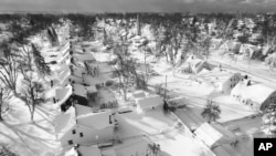 Dans cette image de drone, la neige recouvre un quartier, dimanche 25 décembre 2022, à Cheektowaga, dans lÉtat de New York.