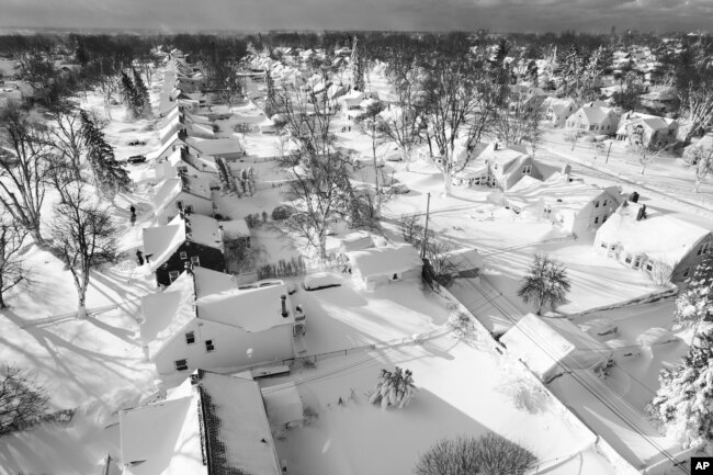 En esta imagen de dron, la nieve cubre un vecindario, el domingo 25 de diciembre de 2022, en Cheektowaga, N.Y.