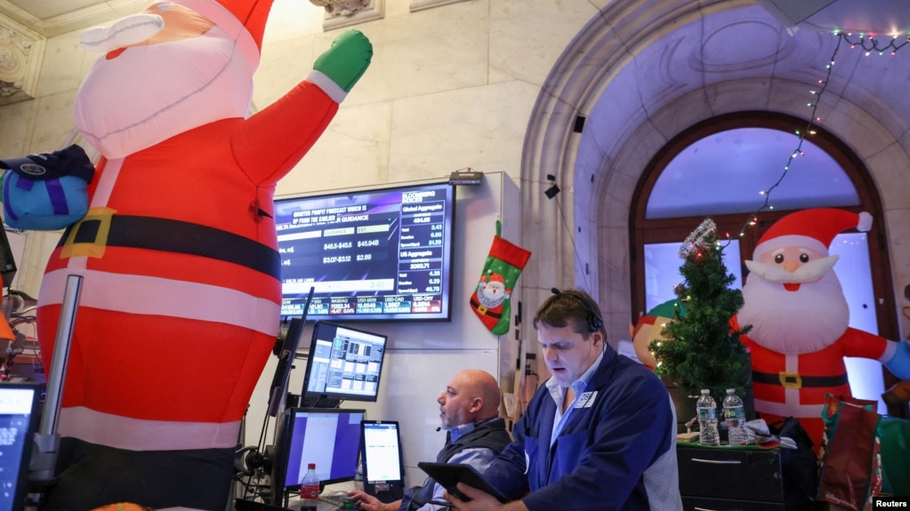 纽约华尔街股票交易所内的圣诞装饰（2022年12月14日）(photo:VOA)