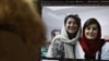 Seorang wanita melihat foto reporter Iran Niloufar Hamedi dan Elahe Mohammadi yang diposting di Twitter, di Nicosia pada 2 November 2022.