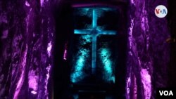 La cruz, uno de los símbolos más importantes de la tradición católica y que representa la trinidad de Dios, construida con rocas de sal en las cuevas de la Catedral del Sal de Zipaquirá. [Foto: Federico Buelvas, VOA]