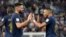 Olivier Giroud (a goch) ak Kylian Mbappe, selebre gol yo make pandan match seleksyon nasyonal La Frans kon Poloy, 4 Desanm, 2022. 