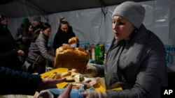 Volonteri dijele hranu u Višorodu, sjeverno od Kijeva (Foto: AP/Efrem Lukatsky)