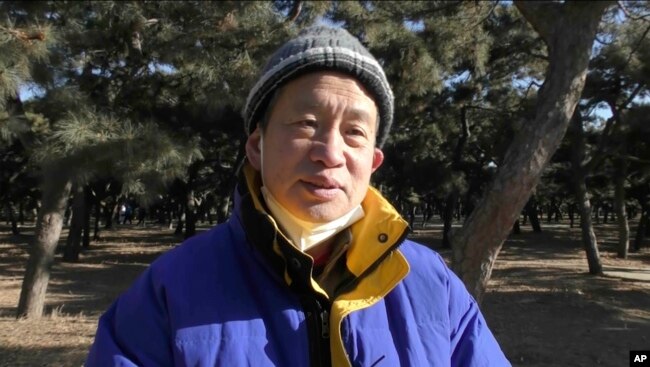 Li Liansheng, a 64-year-old man who had been vaccinated before he caught COVID-19, speaks about concerns of his friends about side effects of getting vaccinated at the Temple of Heaven park in Beijing, Sunday, Dec. 25, 2022. (AP Photo/Wayne Zhang)