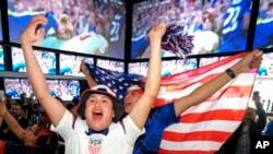 Penggemar sepak bola AS meluapkan kegembiraan mereka setelah tim AS mengalahkan Iran dalam pertandingan sepak bola grup B Piala Dunia Qatar, di Los Angeles, Selasa, 29 November 2022. (AP Photo/Ringo H.W. Chiu)