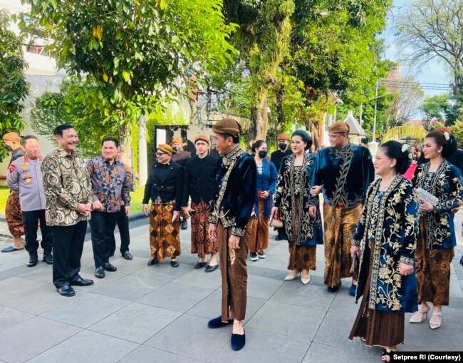 Presiden Joko Widodo dan keluarga menggunakan busana adat Jawa. (Foto: Courtesy/Setpres RI)