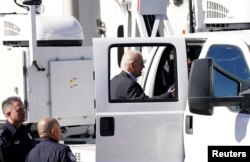 El presidente Joe Biden inspecciona un camión de rayos X durante su visita a la frontera en El Paso,Texas, el domingo 8 de enero de 2023.