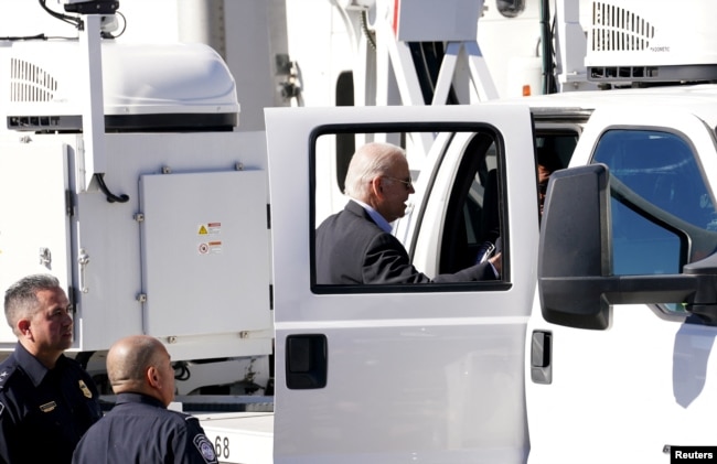 El presidente Joe Biden inspecciona un camión de rayos X durante su visita a la frontera en El Paso,Texas, el domingo 8 de enero de 2023.