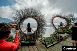 Wisatawan di Bali. Masyarakat adat Bali menerapkan 'Lokika Sanggraha', sebuah delik adat kesusilaan yang termaktub dalam Kitab Adhigama. (Foto: Courtesy/Kemenparekraf)