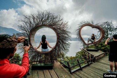 Wisatawan di Bali. Masyarakat adat Bali menerapkan 'Lokika Sanggraha', sebuah delik adat kesusilaan yang termaktub dalam Kitab Adhigama. (Foto: Courtesy/Kemenparekraf)