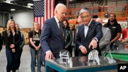 조 바이든 미국 대통령이 29일 미시간주 베이시티에 위치한 한국 반도체 생산기업 SK실트론 생산공장을 방문했다. 