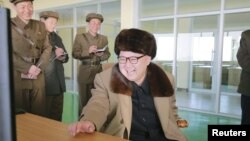 资料照片：朝鲜领导人金正恩在观看洲际弹道导弹的发动机试验（2016年）