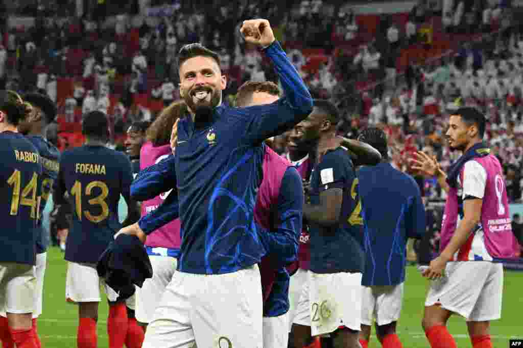 Olivier Giroud cumprimenta os fãs depois do jogo frente à Polónia. França ganhou por 3-1 e avançou para a fase seguinte do Mundial de Qatar no Al-Thumama Stadium em Doha, Dec. 4, 2022.