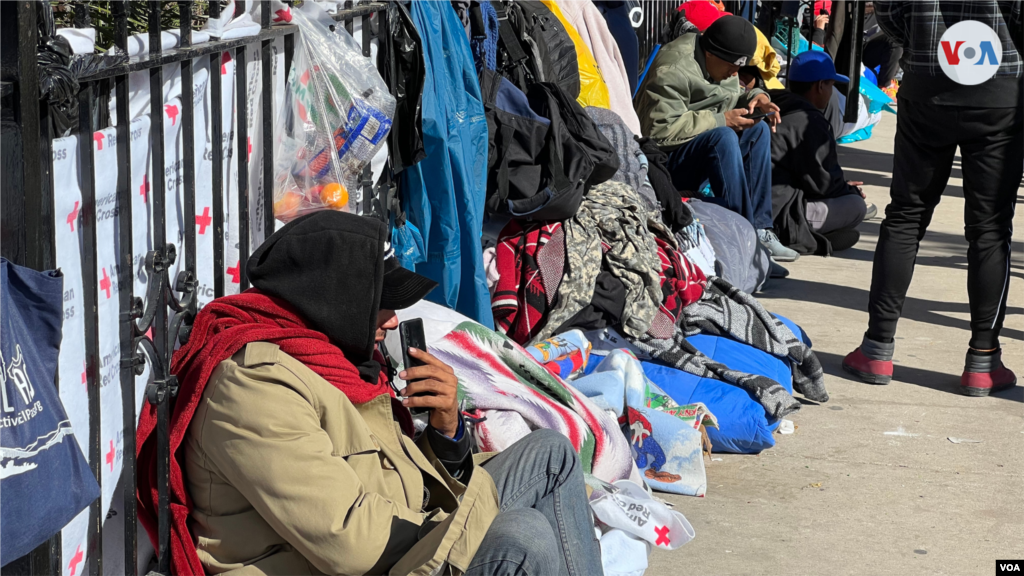 Las frías temperaturas han afectado a los cientos de migrantes que se resguardan como pueden con mantas y ropa donada por organizaciones solidarias, en El Paso, Texas, el 7 de enero de 2023.&nbsp;