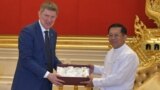 Bộ trưởng Phát triển Kinh tế Nga Maxim Reshetnikov và Bộ trưởng Đầu tư và Quan hệ Kinh tế Đối ngoại Myanmar Kan Zaw.