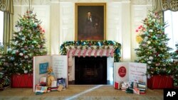 Cтоловая Белого дома украшена к праздничному сезону во время пресс-показа праздничных украшений в Белом доме, 28 ноября 2022 года, в Вашингтоне.