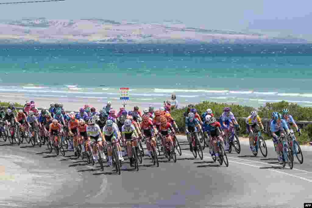 Пелотон трка низ квартот Мекларен Вејл за време на првата етапа од велосипедскиот настан &bdquo;Женски тур куп&ldquo; во Аделаида, Австралија.