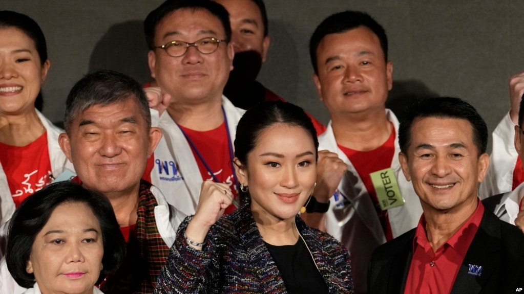 Bà Paetongtarn Shinawatra, ái nữ của cựu Thủ tướng Thái Lan Thaksin Shinawatra, đứng cùng các ủng hộ viên của đảng Pheu Thai tại Bangkok, tháng 12/2022.