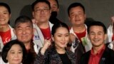 Bà Paetongtarn Shinawatra, ái nữ của cựu Thủ tướng Thái Lan Thaksin Shinawatra, đứng cùng các ủng hộ viên của đảng Pheu Thai tại Bangkok, tháng 12/2022.