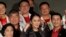 Bà Paetongtarn Shinawatra, ái nữ của cựu Thủ tướng Thái Lan Thaksin Shinawatra, đứng cùng các ủng hộ viên của đảng Pheu Thai tại Bangkok, tháng 12/2022.