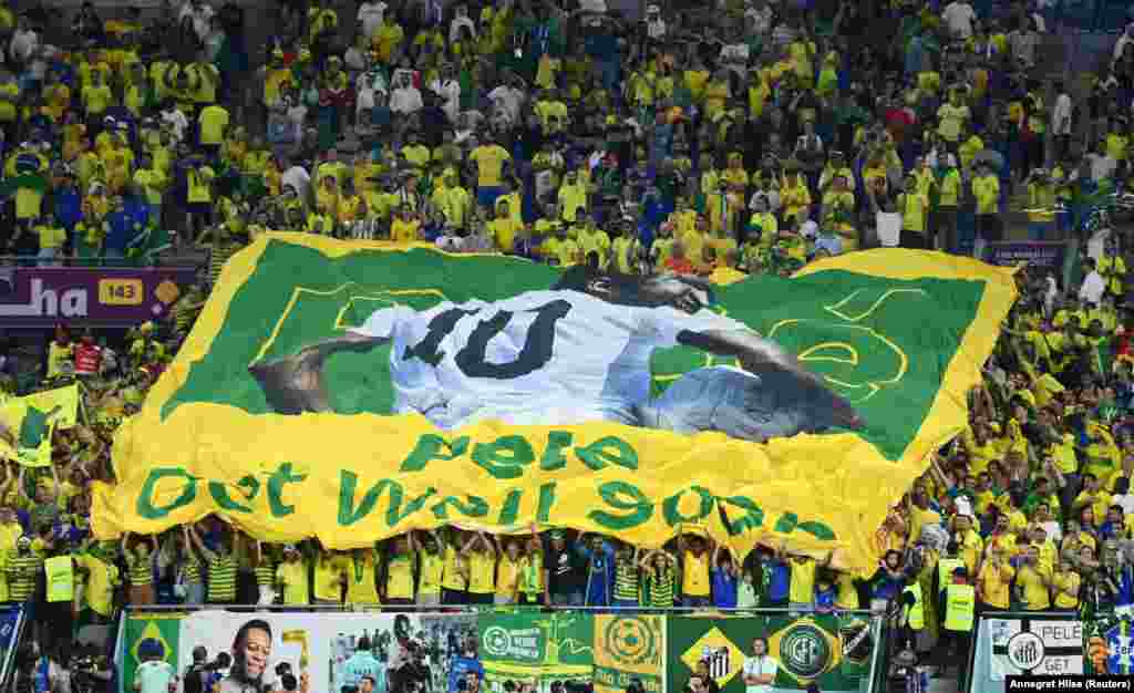 Pelé está internado em São Paulo por causa de uma infecção respiratória. Ele segue em tratamento contra o cancro de cólon.&nbsp;