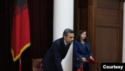Anëtari më i ri i Gjykatës Kushtetuese, Gent Ibrahimi gjatë ceremonisë së betimit