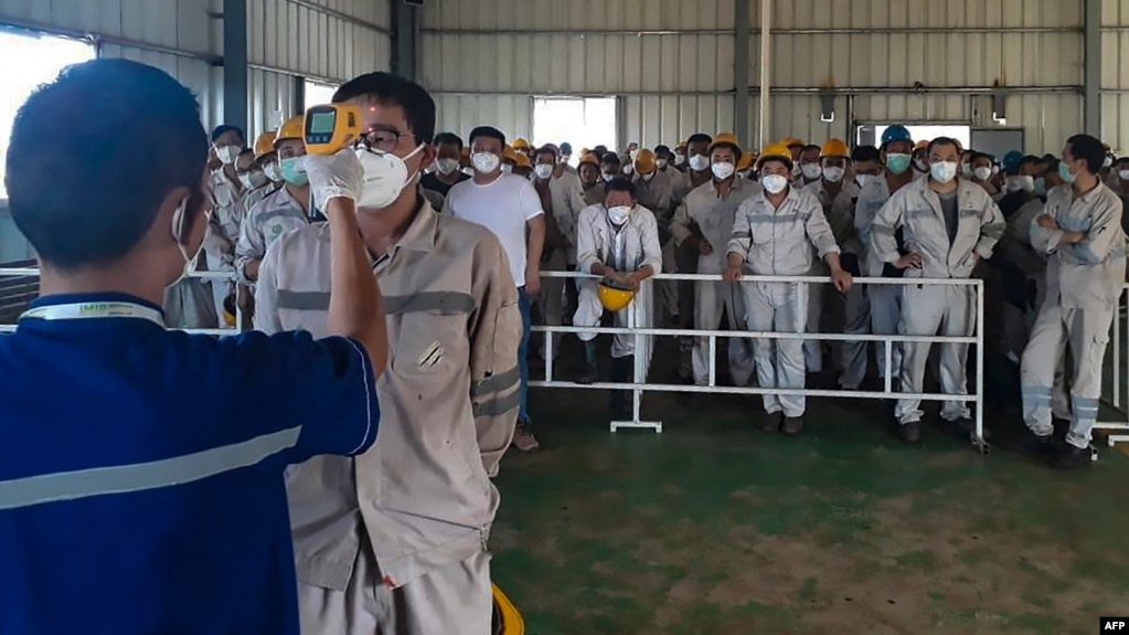 2020年1月30日位于印尼苏拉威西岛莫罗瓦利县中国拥有的镍工业冶炼厂工人接受新冠体温检查(photo:VOA)