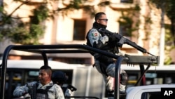 Petugas keamanan menjaga gedung kejaksaan tempat Ovidio Guzmán, salah satu putra mantan bos kartel Sinaloa Joaquin "El Chapo" Guzman, ditahan di Mexico City, Kamis 5 Januari 2023.