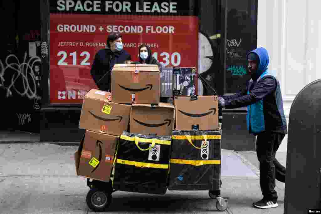 Muchas personas deciden quedarse en casa pero aprovechan los descuentes en línea. Trabajadores de compañías como Amazon deben trabajar arduamente para entregar todos los pedidos.