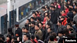 중국 춘제 기간 고향으로 가는 사람들이 난징역에서 열차를 기다리고 있다. (자료사진)