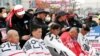 Sejumlah pengemudi truk mencukur rambutnya sebagai bagian dari protes terhadap Presiden Yoon Suk-yeol yang mengeluarkan perintah agar mereka kembali bekerja di Incheon, Korea Selatan, 29 November 2022. (Foto: Yonhap via REUTERS)
