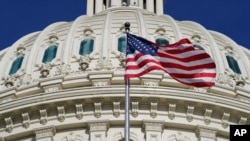资料照片：国会大厦楼顶飘扬的美国国旗。