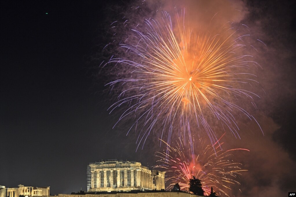 Los fuegos artificiales lucen sobre la Acrópolis de Atenas el 1 de enero de 2023 durante las celebraciones de Año Nuevo. [AFP]