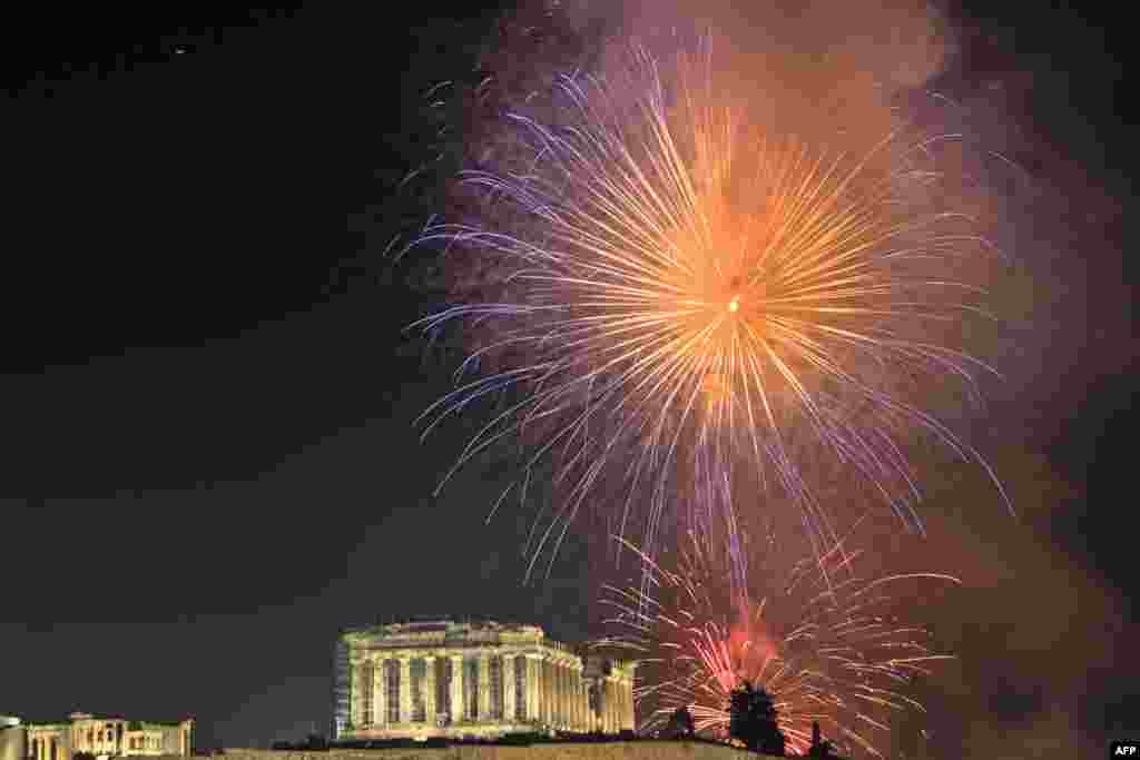 Los fuegos artificiales lucen sobre la Acrópolis de Atenas el 1 de enero de 2023 durante las celebraciones de Año Nuevo. [AFP]