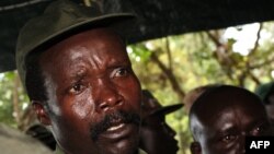 Joseph Kony. Le procureur de la Cour pénale internationale (CPI) a déclaré jeudi avoir demandé aux juges de confirmer les charges retenues contre le fondateur de la brutale rébellion ougandaise 