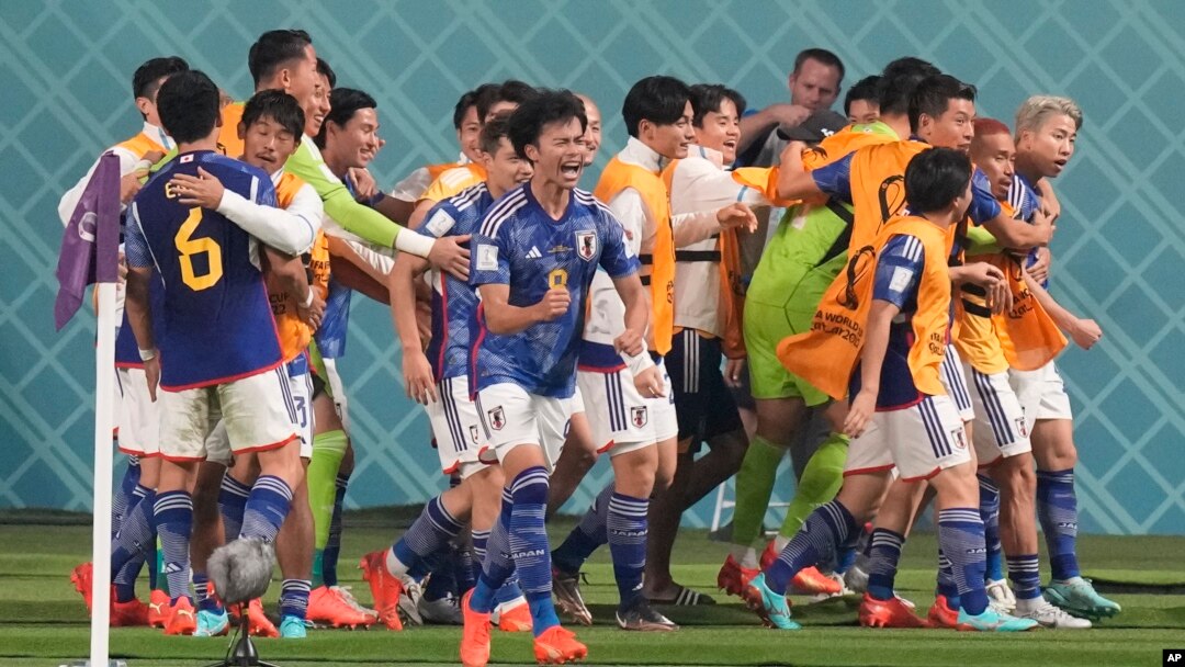 Jwe Japone yo selebre gol Takuma Asano a nan match Japon kont Almay nan Gwoup E a nan Mondyal Foutbol Qatar la, 23 Nov. 2022.
