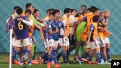 Jwe Japone yo selebre gol Takuma Asano a nan match Japon kont Almay nan Gwoup E a nan Mondyal Foutbol Qatar la, 23 Nov. 2022. 