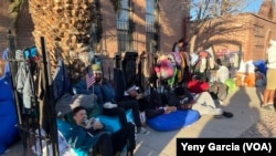 Migrantes venezolanos se agrupan en un campamento improvisado en los alrededores de la iglesia Sagrado Corazón en El Paso, Texas, el 7 de enero de 2022.