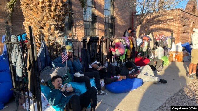 Migrantes venezolanos se agrupan en un campamento improvisado en los alrededores de la iglesia Sagrado Corazón en El Paso, Texas, el 7 de enero de 2022.