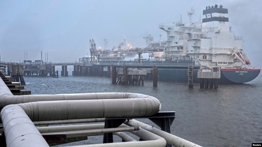FILE: Kapal Unit Penyimpanan Terapung dan Regasifikasi 'Hoegh Esperanza' (FSRU) berlabuh saat peresmian terminal LNG (Liquefied Natural Gas) di Wilhelmshaven, Jerman, 17 Desember 2022. (Michael Sohn/Pool via REUTERS)