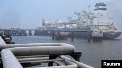 FILE: Kapal Unit Penyimpanan Terapung dan Regasifikasi 'Hoegh Esperanza' (FSRU) berlabuh saat peresmian terminal LNG (Liquefied Natural Gas) di Wilhelmshaven, Jerman, 17 Desember 2022. (Michael Sohn/Pool via REUTERS)