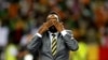 La légende brésilienne du football Pelé devant la foule avant le match de football demi-finale de la coupe d'Afrique des Nations 2012 au Gabon, le 8 février 2012. REUTERS/Thomas Mukoya