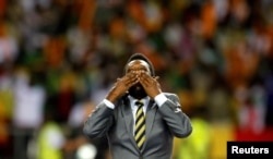 FILE - nBrazil's soccer legend Pele acknowledges the crowd before the 2012 African Cup of Nations semi-final soccer match in Gabon, February 8, 2012. (REUTERS/Thomas Mukoya/File Photo)