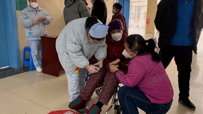 A patient with Covid-19 coronavirus is assisted at Fengyang People's Hospital in Fengyang County in east China's Anhui Province on Jan. 5, 2023.