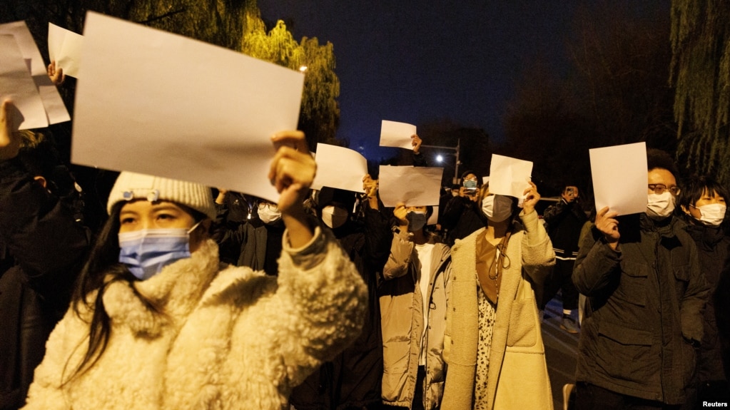 北京民众手举白纸上街游行，抗议中国的清零防疫政策，悼念乌鲁木齐火灾死难者。（2022年11月27日）(photo:VOA)